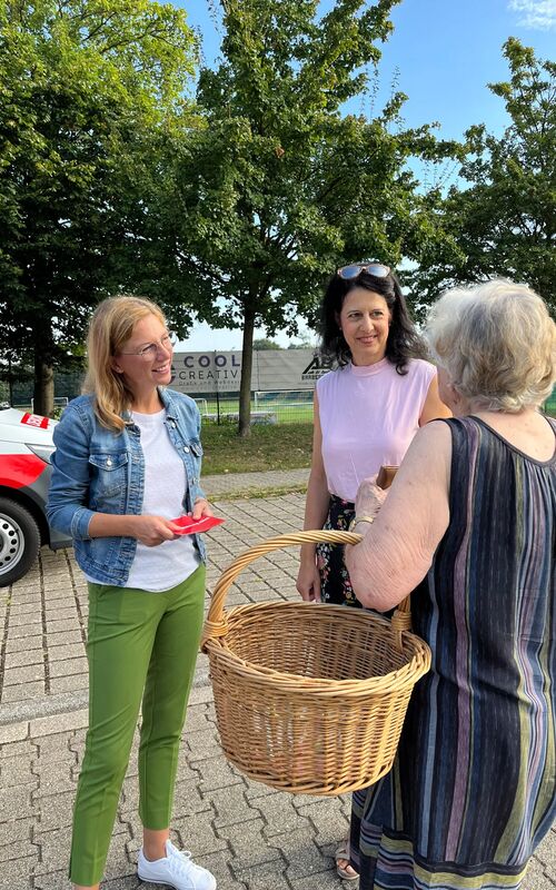 baetzing_auf_straße_mit_buergerinnen_im_austausch baetzing_auf_straße_mit_buergerinnen_im_austausch